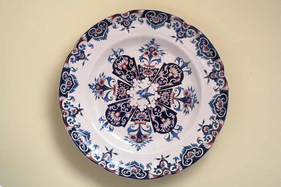 assiette en faïence, décor en vieux Rouen, peint à la main, ancien